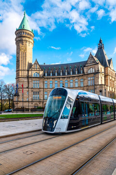 Tram Passing Banque et Caisse d'&Eacute;pargne de l'&Eacute;tat