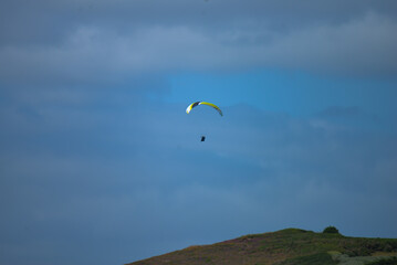 Parachute ascensionnel dans le ciel nuageux
