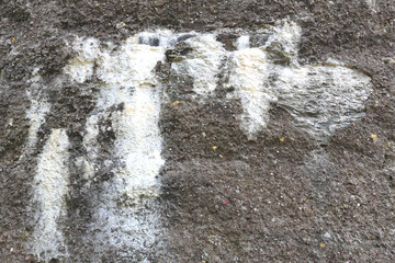 Fuite d'eau sur un mur transformée en pierre calcaire