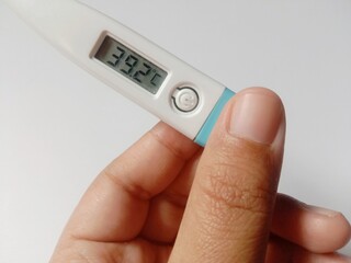 electronic thermometer, measuring body temperature 39,2 degrees celsius (39,2 °C), fever, body temperature.