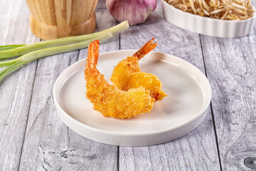 Golden crunhy breaded prawn appetizer