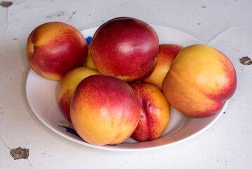 peaches in bowl
