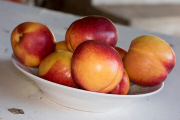 peaches in a bowl