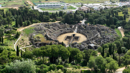 vista aérea del anfiteatro de la ciudad romana de Itálica, España	