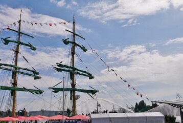 Fototapeta premium Dreimaster vor Himmel mit WOlken auf Hafengeburtstag