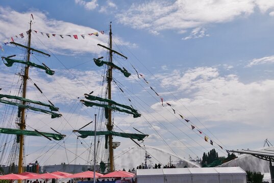 Dreimaster vor Himmel mit WOlken auf Hafengeburtstag