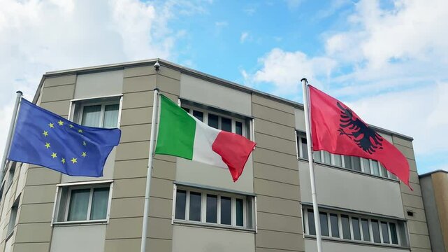 bandiera italiana, albanese ed europea