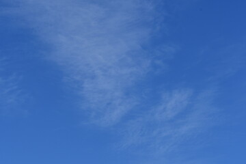 Nuvens no céu azul e as marcas do vento na evaporação da água