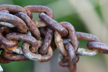 Corrente metalica enferrujado