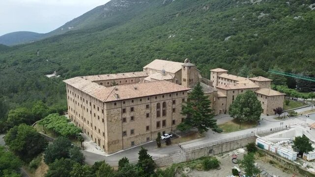 Monasterio de Leyre (Navarra) desde el aire alej&aacute;ndose
