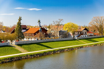 Obraz premium Frankenmuth Aerial View Along River on Sunny Day