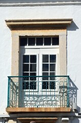 Detalle del balcón de un edificio antiguo en Tavira, Algarve, Portugal.