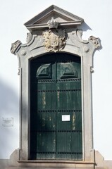 Detalle de la puerta de entrada de una iglesia en Tavira, Algarve, Portugal.