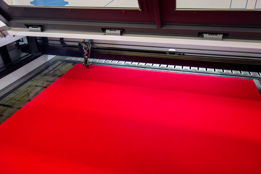 A laser cutting machine for fabric.To cut a pattern from felt fabric with a laser in production.