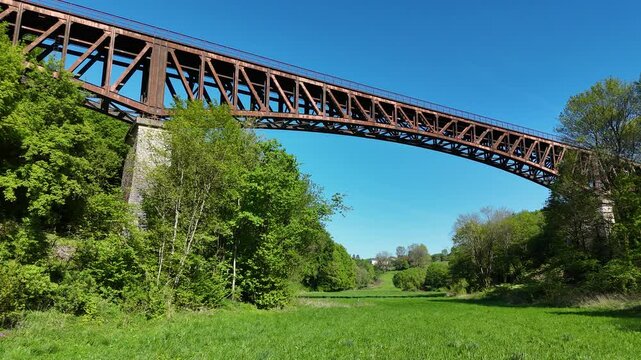 Vue a&eacute;rienne en drone du viaduc Eiffel de Serrouville , en Meurthe et Moselle. Cet ancien pont ferroviaire datant du d&eacute;but du XX&egrave;me si&egrave;cle n'est plus utilis&eacute; depuis le d&eacute;clin de la sid&eacute;rurgie Lorraine