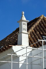 Típica chimenea portuguesa en Tavira, Algarve, Portugal.