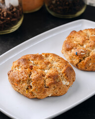 Deliciosas par de Galletas Chunky rellenas de chocolate blanco y tocino recién horneadas