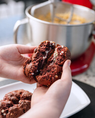 Deliciosa Galleta Chunky de Red Velvet rellena de chocolate blanco recién horneada partida a la...