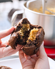Deliciosa Galleta de Chocolate Chunky rellena de Kataifi recién horneada partida a la mitad