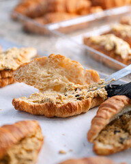 Preparación de charola de deliciosos postres Cookie Croissants para hornear