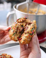 Deliciosa Galleta Chunky de Cumpleaños rellena de chocolate recién horneada partida a la mitad