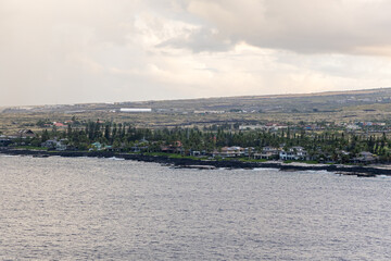 Fototapeta premium Coastal Homes and Scenic Landscape of Kailua-Kona in Hawaii Under Overcast Sky