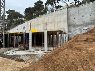 bâtiment en construction plan large