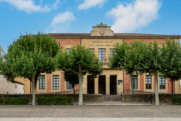 Obraz premium La rioja, Spain- October 20, 2024. Ceip beato jerónimo hermosilla school building facade in santo domingo de la calzada spain