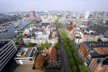 Obraz premium Blick auf das MAS Museum aan de Stroom und den Stadtteil Eilandje mit moderne Architektur und der Schelde im Hintergrund in Antwerpen in Flandern in Belgien