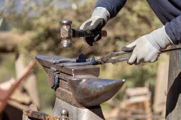 Proceso artesanal de herrar un caballo / yegua