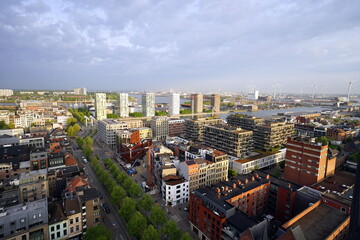 Obraz premium Blick auf das MAS Museum aan de Stroom und den Stadtteil Eilandje mit moderne Architektur und der Schelde im Hintergrund in Antwerpen in Flandern in Belgien