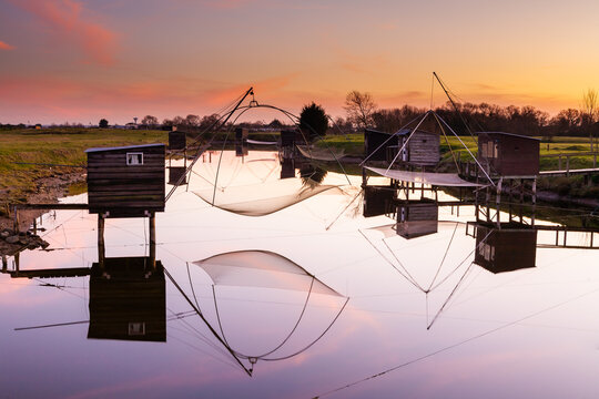 Coucher de soleil sur les p&ecirc;cheries du marais breton &agrave; La Barre de Monts en Vend&eacute;e - Sunset on fisheries of "marais breton" in La Barre de Monts in Vendee