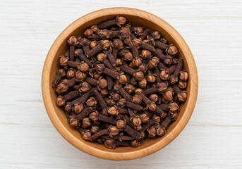 Fototapeta premium Whole Dried Cloves in Bowl – Aromatic Spice for Cooking, Baking, and Herbal Remedies