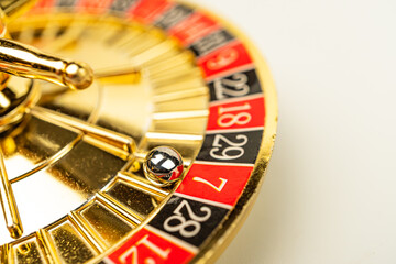 Obraz premium Vintage gold finish slot machine reel with red numbers, inside a glass dome, for nostalgic casino or gambling context