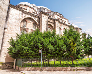 Obraz premium Sehzade Mosque, or Sehzade Camii, a 16th century Ottoman imperial mosque commissioned by Suleiman the Magnificent, located in the district of Fatih, on the third hill of Istanbul, Turkey
