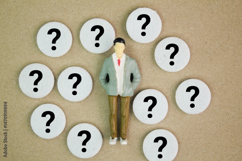 Aufkleber miniature people with question mark symbols. the concept of a question or problem. development inspi