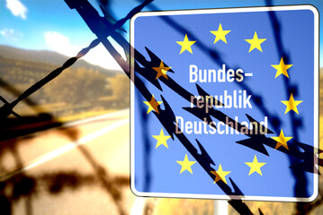 Schild Bundesrepublik Deutschland an der Grenze und Stacheldraht