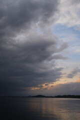 厚い雲に覆われた春の海