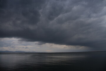 厚い雲に覆われた春の海