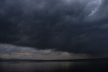 厚い雲に覆われた春の海
