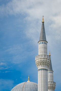 Minarette und Kuppel der "Sehitlik-Moschee" in Berlin-Neuk&ouml;lln