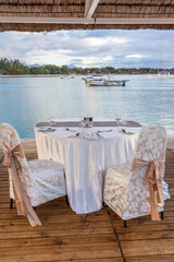 Table préparée pour repas de fête sur la plage