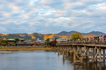 Obraz premium Arashiyama Kyoto Japan in autumn season. View of Arashiyama Katsura river and Togetsu or Togetsukyo bridge.