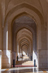 Obraz premium Old Muscat, Oman, 03-09-2025: architectural details of the colonnade leading to the Al Alam Palace (Palace of the Flag), the ceremonial palace of the Sultan of Oman used for official functions