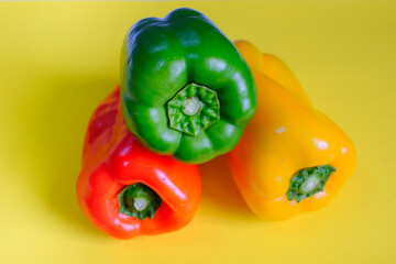 黄色背景で撮影したパプリカ