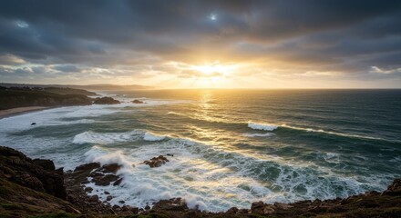 Obraz premium Dramatic sunset over crashing waves
