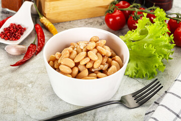 White canned beans in the bowl