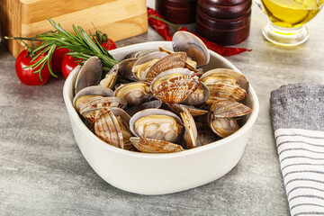 Raw vongole clams for cooking