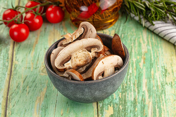 Sliced raw brown royal champignon