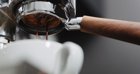 Pulling espresso shot with naked portafilter